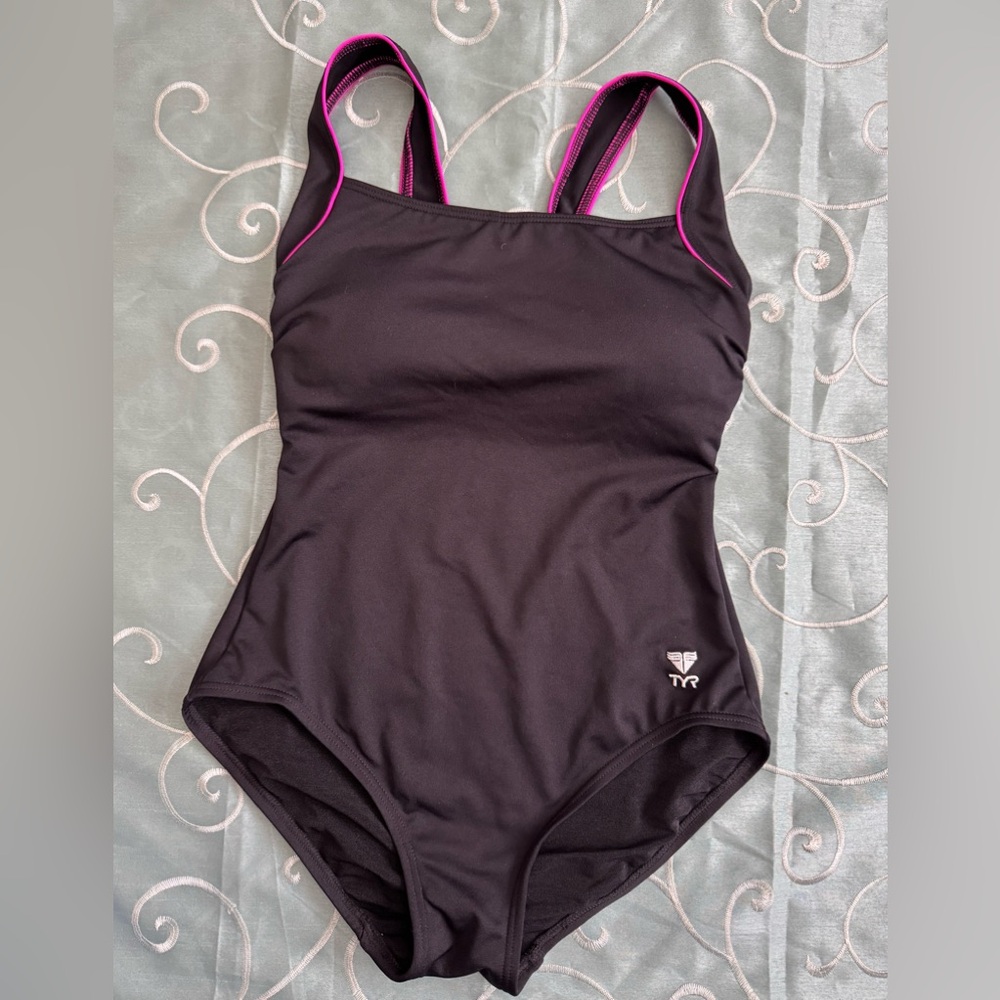 TYR one piece black & magenta swimsuit size 8 EUC